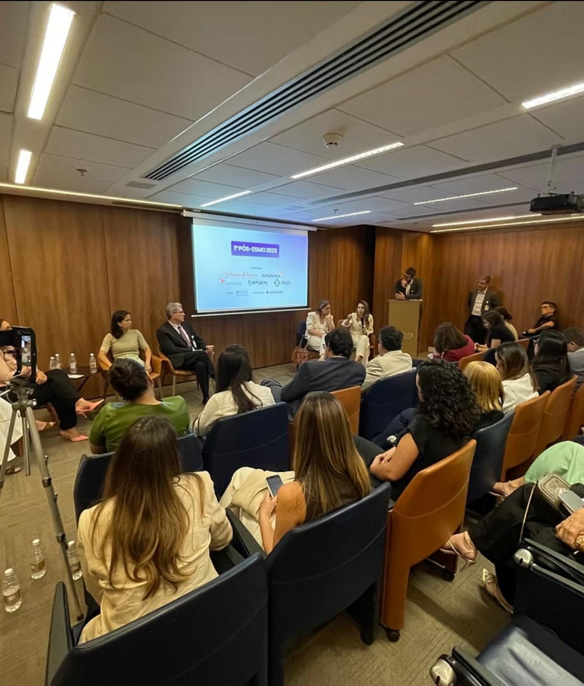 Mesa de debate do I Pós-ESMO DF Star, em 2025