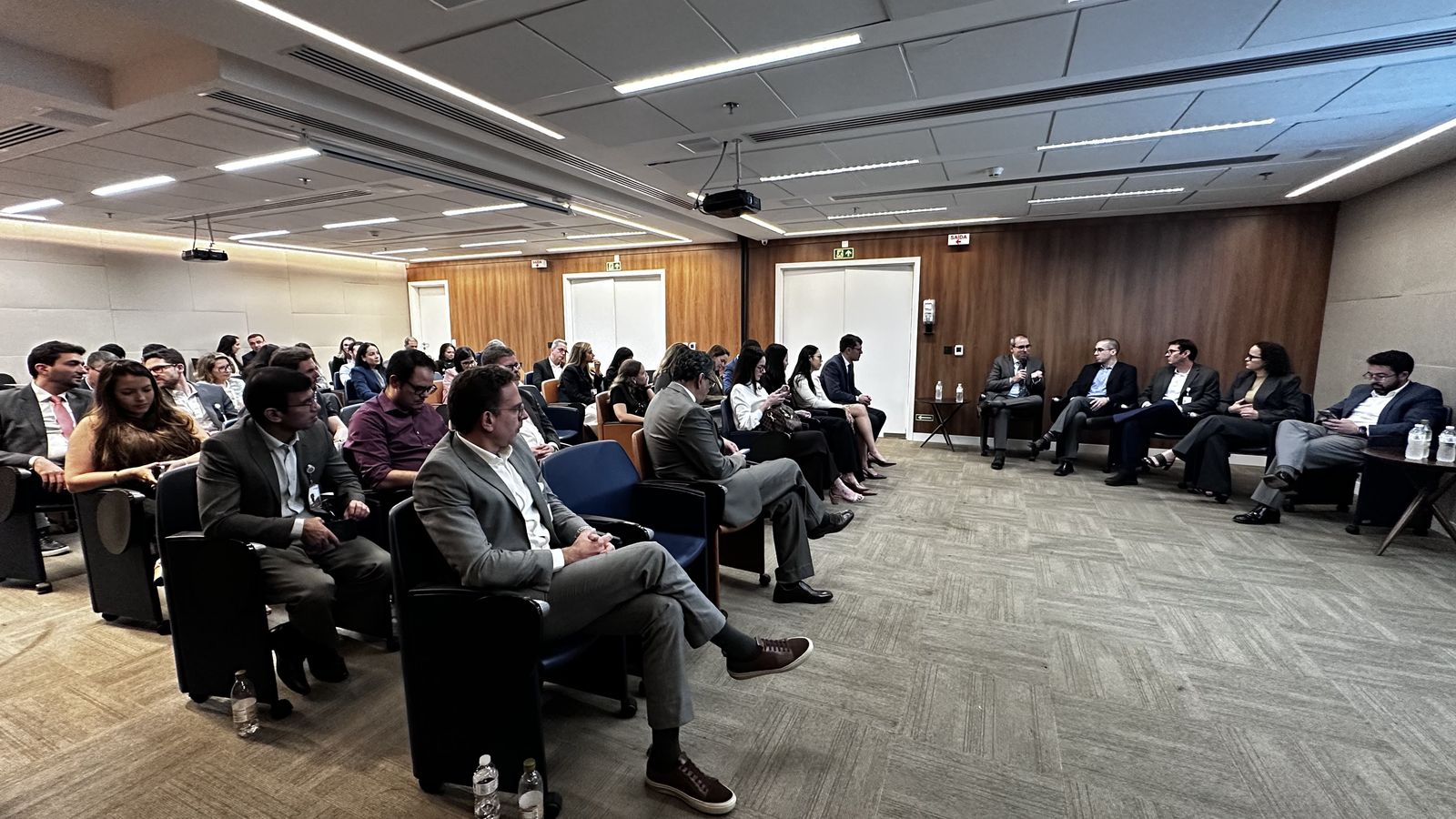 Mesa de especialistas debatendo com a plateia no auditório do Hospital DF Star
